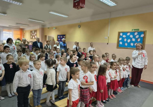 Dzieci śpiewają hymn polski.