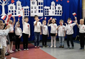 Dzieci śpiewają piosenkę.