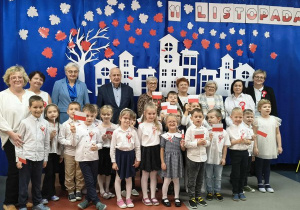 Wspólne zdjęcie dzieci z zaproszonymi gośćmi.