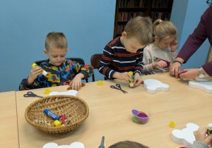 dzieci wykonują pacynki