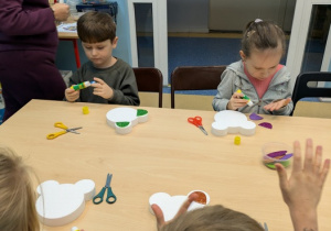 dzieci wycinają uszy misia