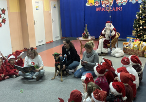 Pani Grażynka czyta przedszkolakom piękną bajkę o odpowiedzialności.