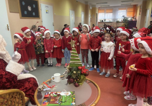Dzieci z grupy "Pszczółki" śpiewają piosenkę Mikołajowi.