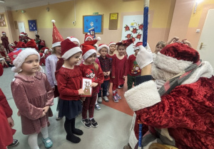 Dzieci z grupy "Jeżyki" śpiewają piosenkę Mikołajowi.