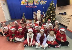 Wspólne zdjęcie dzieci z Mikołajem.