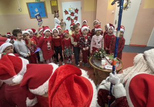 Dzieci z grupy "Poziomki" śpiewają piosenkę Mikołajowi.
