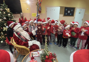 Dzieci z grupy "Żabki" śpiewają piosenkę Mikołajowi.