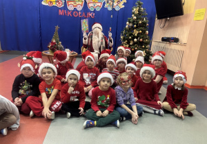 Wspólne zdjęcie dzieci z Mikołajem.