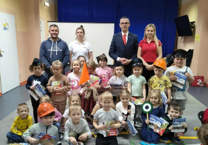 Wspólne zdjęcie dzieci z pracownikami firmy Polregio.