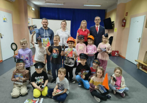 Wspólne zdjęcie dzieci z pracownikami firmy Polregio.