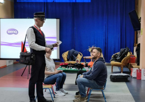 Scenki sytuacyjne w wykonaniu zaproszonych gości.