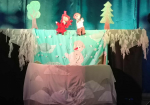 Dzieci oglądają przedstawienie.