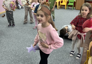 Dzieci tańczą do piosenki o misiach.