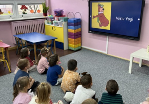 Przedszkolaki rozpoznają misie i historię ich święta.