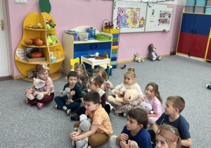 Dzieci odgadują zagadki o misiach.