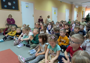 dzieci słuchają czytanych wierszy