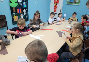 Dzieci wykonują prace plastyczną.