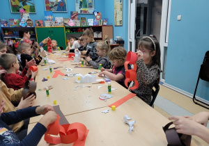 Dzieci wykonują prace plastyczną.