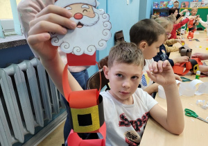 Chłopiec prezentuje swoją pracę.