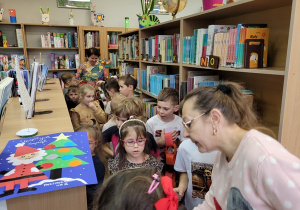 Pani bibliotekarka prezentuje książkę.