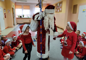 Dziewczynki witają Mikołaja.