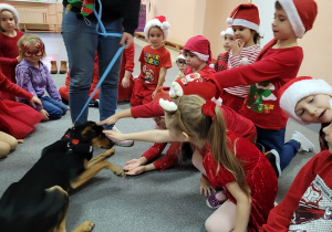 Dzieci witają się z psem Diorem.