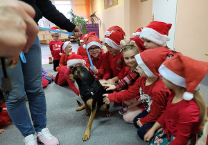 Dzieci witają się z psem Diorem.