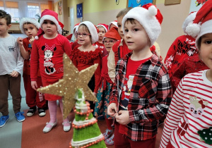 Poziomki śpiewają piosenkę dla Mikołaja.