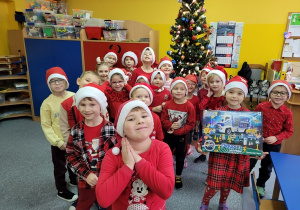 Poziomki ze swoja choinką.