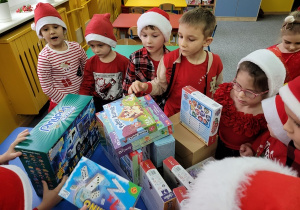 Dzieci oglądają prezenty.
