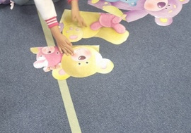 Dzieci układają sylwety misia.