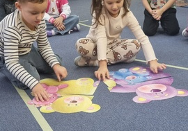 Dzieci układają sylwety misia.