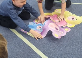 Dzieci układają sylwety misia.