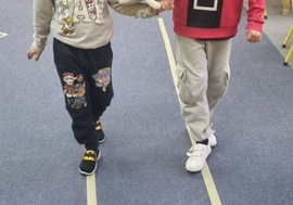 Dzieci idą po linii.