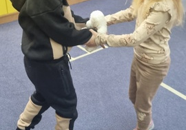 Dzieci idą po linii.