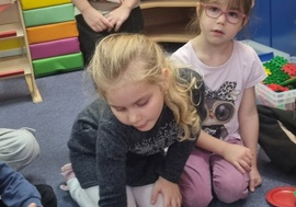 Dzieci układają sudoku.