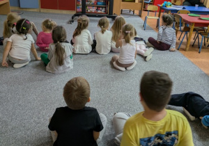 dzieci oglądają historię Janka