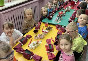 Dzieci czekają na rozpoczęcie pracy.