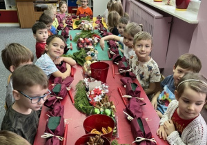 Przedszkolaki czekają na materiały aby zacząć pracę.