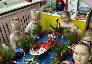 Dziewczynki ozdabiają swoje stroiki.