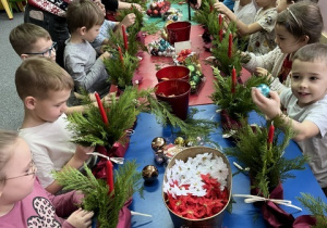 Dzieci ozdabiają stroiki.