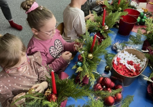 Dziewczynki tworzą swoje stroiki.
