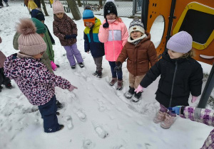 Dzieci znalazły ślady na śniegu.