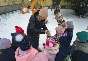 Dzieci otrzymują ziarenka.