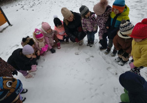Pani Grażynka opowiada dzieciom o śladach.
