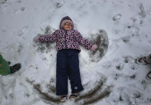 Zuzia robi aniołka.