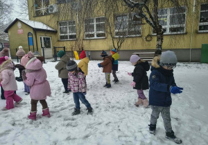 Pszczółki szukają śladów ptaków na śniegu.