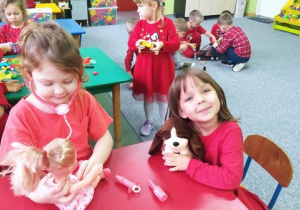 Dziewczynki bawią się nowymi zabawkami.