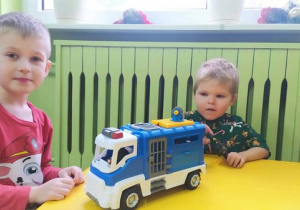 Chłopcy bawią się nowymi zabawkami.