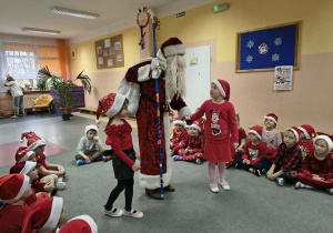 Dzieci witają Mikołaja.